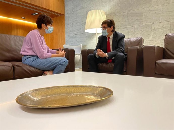 La ministra Isabel Rodríguez con el líder del PSC en el Parlament, Salvador Illa.