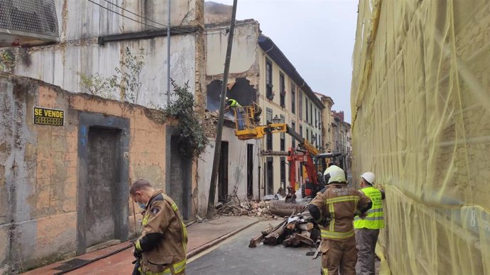 Archivo - Un incendio destruye un inmueble abandonado en la calle Paraíso en Oviedo.