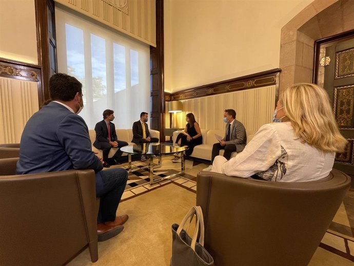 Los ptes.De la ACM Lluís Soler (alcalde de Deltebre) y del Parlament Laura Borrs, la secr.Gral.De ACM Joana Ortega y los viceptes.De ACM Sergi Pedret (alcalde de Riudoms), Xavi Paz (Molins de Rei) y Merc Bosch (Maanet de Cabrenys)