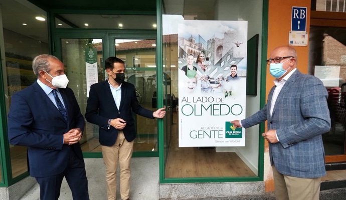 De izquierda a derecha: Cipriano García Rodríguez, Conrado Íscar y Alfonso Centeno en la inauguración de la nueva oficina de Caja Rural el Olmedo.