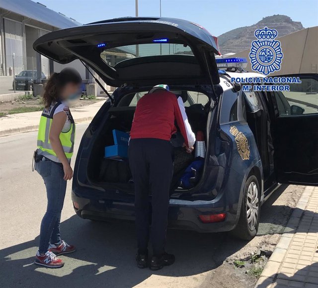 Policía Nacional detiene a cinco patrones de embarcaciones tipo patera que se intentaron ocultar entre las más de 200 personas llegadas a las costas murcianas