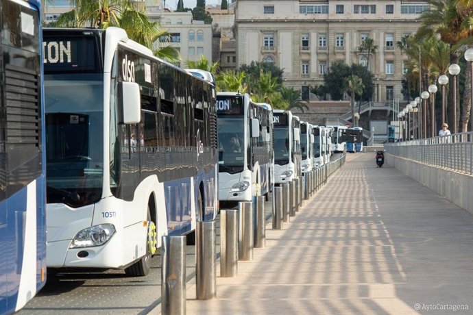 Archivo - Presentación de los nuevos autobuses en la terminal de cruceros.