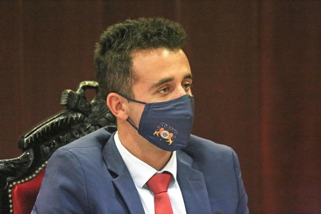 El  portavoz del PSOE y candidato a la Alcaldía de El Escorial, Cristian Martín Palomo, en un Pleno Extraordinario del Ayuntamiento de El Escorial, a 16 de septiembre de 2021, en El Escorial, Madrid (España). 