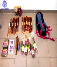 Detenido cuando robaba embutidos y quesos en un comercio de Santander