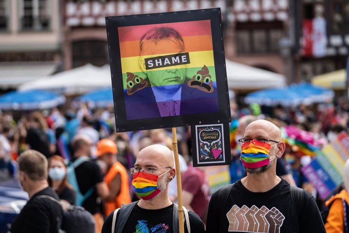 Archivo - 17 July 2021, Hessen, Frankfurt_Main: Revellers on the Roemerberg square holds up a rainbow-themed poster bearing the picture of Hungarian Prime Minister Viktor Orban during the Christopher Street Day (CSD) as part of the Frankfurt Gay Pride 2