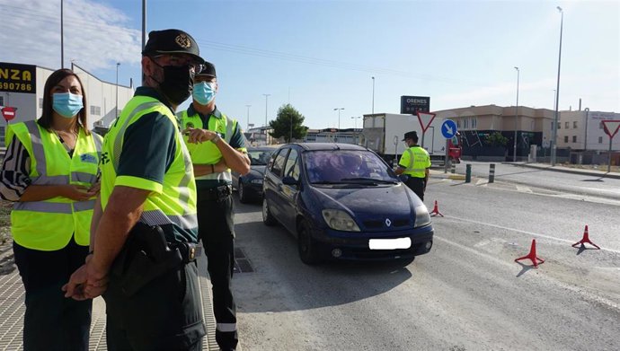 Virginia Jerez, Jefa Provincial De Tráfico, Durante La Presentación De La Campaña Especial De Control Acompañada Del Comandante De La Agrupación De Tráfico De La Guardia Civil, José Ángel Jurado