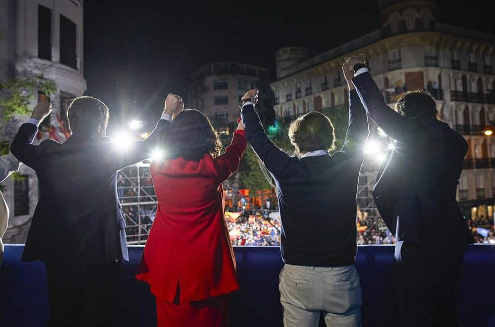 Archivo - (I-D) El líder del PP, Pablo Casado; la presidenta de la Comunidad de Madrid y candidata a la reelección por el PP, Isabel Díaz Ayuso; el alcalde de Madrid, José Luis Martínez-Almeida; y el secretario general del PP, Teodoro García Egea, levan