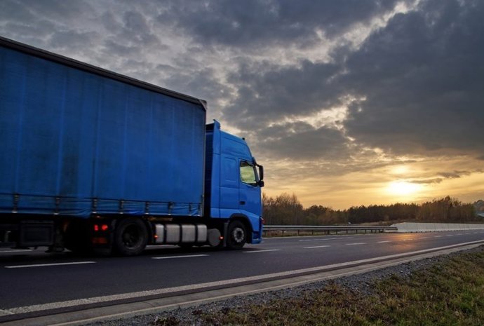 Archivo - Imagen de un camión en carretera.