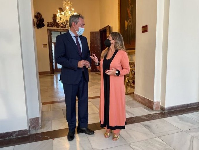 Irene García con Juan Espadas en la Diputación de Cádiz