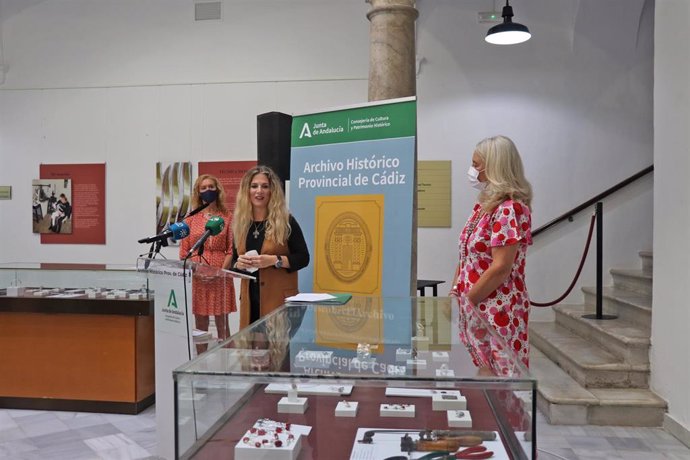 Archivo - La delegada de la Junta en Cádiz, Ana Mestre, durante la presentación de la exposición de la joyera cordobesa Ángeles Morejón 'Legado'.