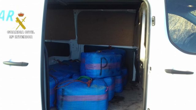 Interceptado un vehículo con más de 300 kilos de hachís en la A-92N, en Granada, tras embestir a la Guardia Civil