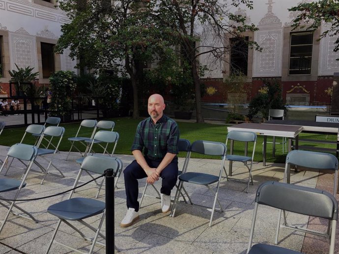 El escritor escocés Douglas Stuart en el patio del CCCB de Barcelona