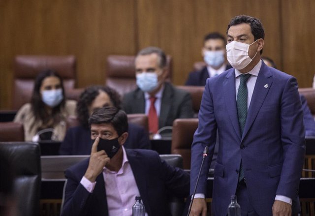 El presidente de la Junta, Juanma Moreno (d), junto al vicepresidente de la Junta, Juan Marín (i), durante su intervención en la sesión de control al Gobierno en la segunda jornada del Pleno del Parlamento de Andalucía. A 16 de septiembre de 2021, en Sevi