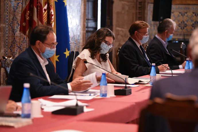 (I-D) El conseller de Hacienda y Modelo Económico, Vicent Soler; la vicepresidenta y consellera de Igualdad y Políticas Inclusivas, Mónica Oltra; el president de la Generalitat Valenciana, Ximo Puig