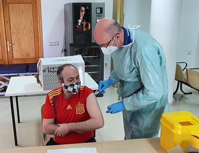 Una persona con discapacidad intelectual recibe una dosis de la vacuna.