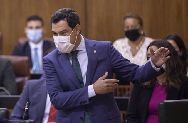 El presidente de la Junta, Juanma Moreno, durante su intervención en la sesión de control al Gobierno en la segunda jornada del Pleno del Parlamento de Andalucía. A 16 de septiembre de 2021, en Sevilla (Andalucía, España).