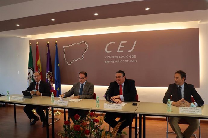 González de Lara (di), junto a responasbles de la CEJ.