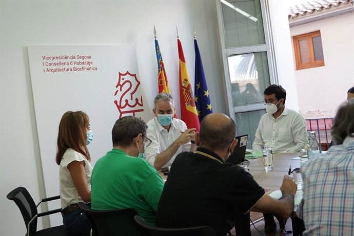 El vicepresidente segundo y conseller de Vivienda, Héctor Illueca, se reúne con representantes de la PAH