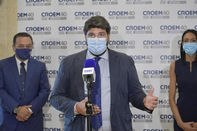 El presidente del Gobierno regional, Fernando López Miras, atiende a los medios de comunicación