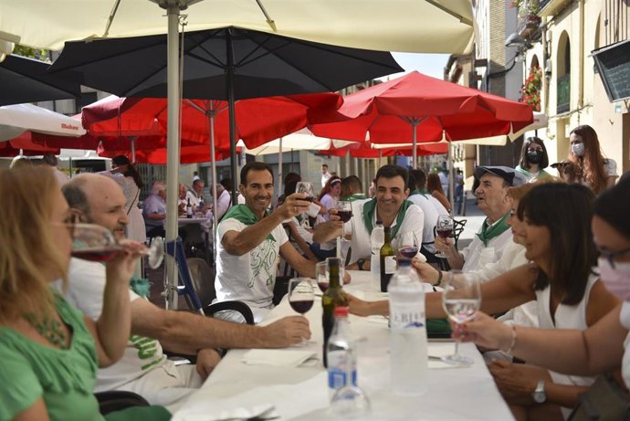 Archivo - Ambiente en las terrazas del centro de la ciudad, el día que  hubieran comenzado las fiestas de San Lorenzo, a 9 de agosto de 2021, en Huesca, Aragón (España). Huesca no celebrará sus fiestas patronales, tras ser suspendidas por segundo año co