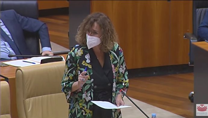 La consejera para la Transición Ecológica y Sostenibilidad de la Junta de Extremadura, Olga García, en el pleno de la Asamblea