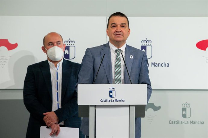 El consejero de Agricultura, Agua y Desarrollo Rural, Francisco Martínez Arroyo, informa en rueda de prensa, en el Palacio de Fuensalida, de asuntos del Consejo de Gobierno relacionados con su departamento.
