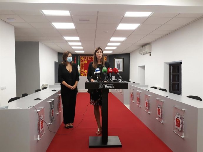 La delegada territorial, Mónica Alejo, y la alcaldesa de Ronda, Mari Paz Fernández en rueda de prensa