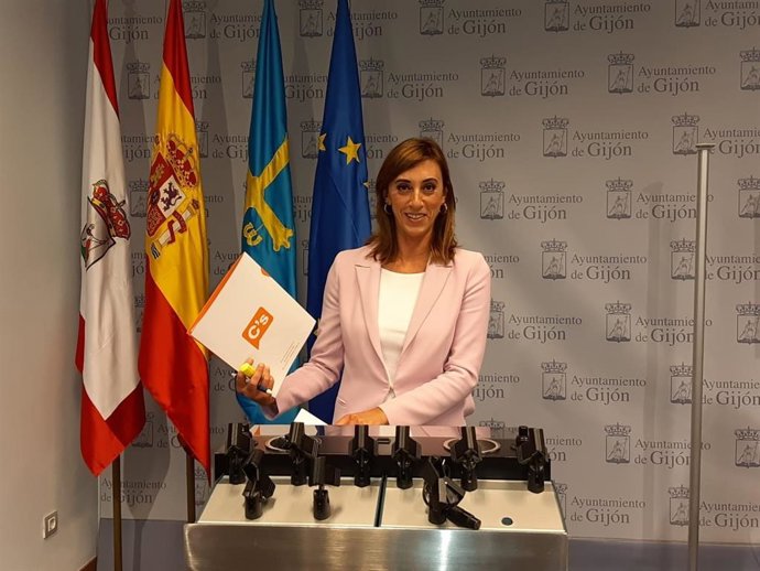 Archivo - La concejala de Ciudadanos en Gijón Ana Isabel Menéndez, en rueda de prensa en el Ayuntamiento gijonés