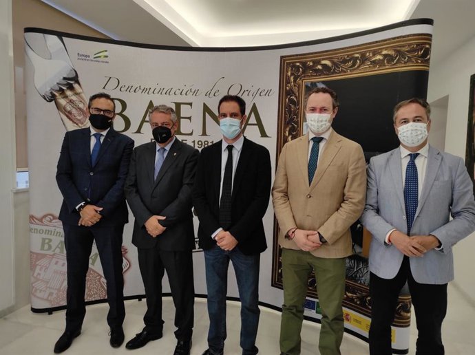 Pimentel (dcha.) y Pérez (segundo por la dcha.) en el acto de entrega de premios de la DO Baena.