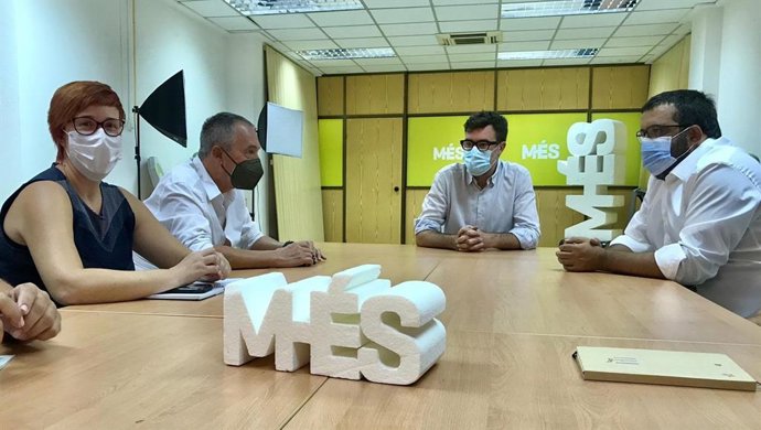La secretaria general de Més Compromís, Águeda Micó, el diputado Joan Baldoví, el coordinador de MÉS per Mallorca, Antoni Noguera, y el senador Vicen Vidal, en la sede de MÉS per Mallorca.