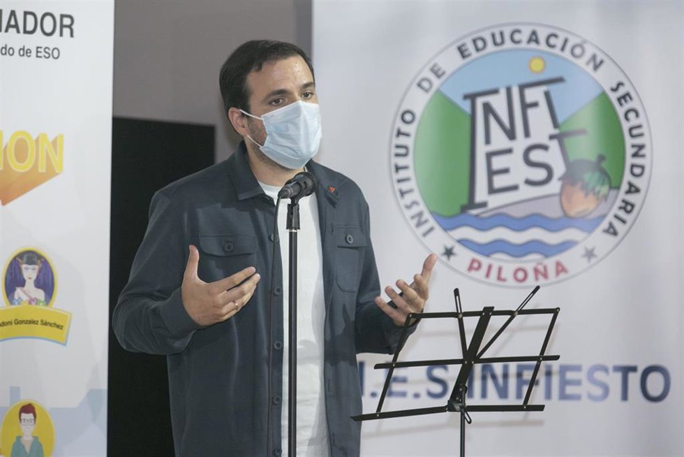 El ministro de Consumo, Alberto Garzón, en la entrega de los premios Consumópolis 2021, en el IES Infiesto, a 16 de septiembre de 2021, en Piloña, Asturias (España). Consumópolis es un concurso online para estudiantes de todas las comunidades autónomas