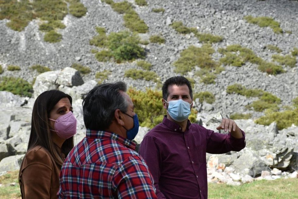 El secretario general del PSOECyL, Luis Tudanca, durante su visita a Lumajo durante este jueves.