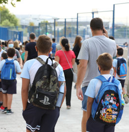 Un grupo de niños entran en el colegio Maestro Padilla el día en el que se inicia el curso de Educación Primaria 2021-22, a 6 de septiembre de 2021, en Madrid, (España). El tercer curso escolar en un contexto de pandemia arranca esta semana en toda Espa