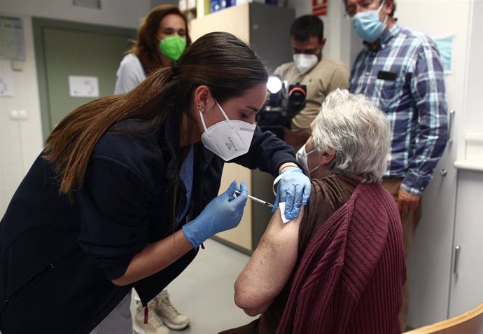 Archivo - Una sanitaria inyecta la primera dosis de la vacuna de Pfizer contra el coronavirus a una anciana en el Centro de salud Rejas, a 6 de abril de 2021, en Madrid (España). Esta semana los centros de salud de Madrid empiezan a vacunar a las person