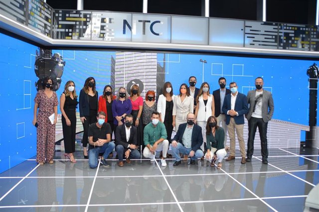 Presentación de la nueva temporada de informativos de À Punt con sus presentadores junto a representantes y responsables del ente.