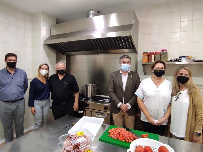 La alcaldesa de Alcalá de Guadaíra, Ana Isabel Jiménez, junto con el Hermano Mayor de la Hermandad del Soberano Poder, Miguel Ángel Galvarro, acompañados por el Presidente de AFAR, Manuel Ángel Cano, ha visitado las nuevas cocinas de AFAR.