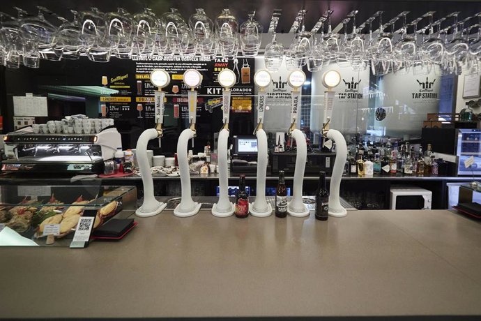 Archivo - Interior de un bar en Pamplona.