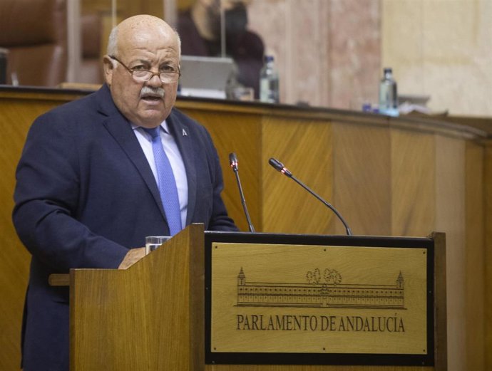 El consejero de Salud y Familias, Jesús Aguirre, durante su comparecencia en el Parlamento de Andalucía.