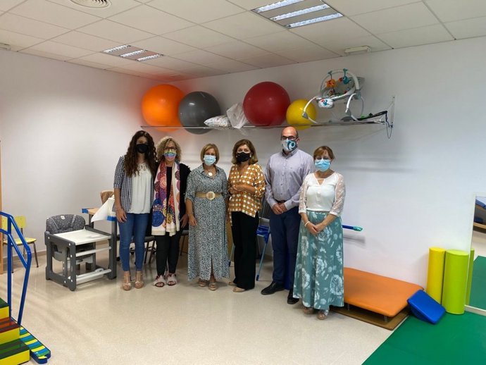 Botella (centro), en su visita al CAIT de Promi en Cabra.