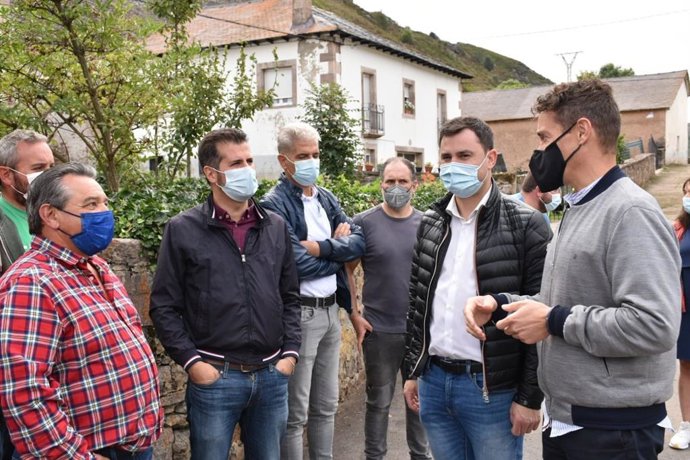 Luis Tudanca (C) en Lumajo.