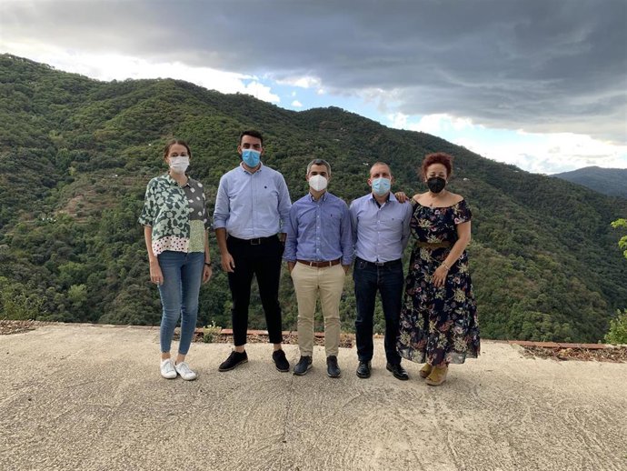 Los alcaldes de Genalguacil y Jubrique con concejales tras la reunión mantenida sobre el incendio en Sierra Bermeja y el Valle del Genal