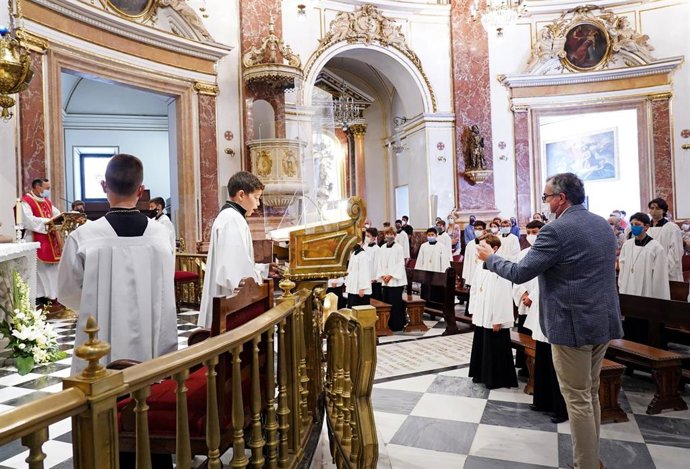 La escolanía vuelve a cantar a los pies del altar