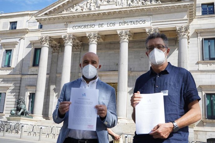 EL diputado del BNG Néstor Rego y el alcalde de Zas