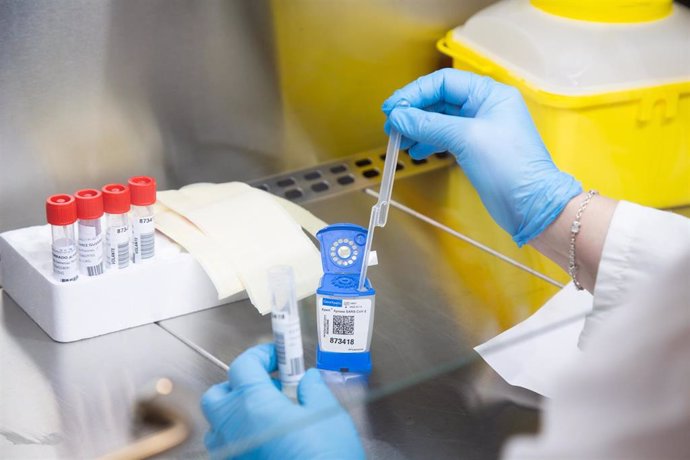 Archivo - Una investigadora trabaja en el laboratorio de Microbiología del Hospital Universitario de Badajoz, a 15 de abril de 2021. En este laboratorio realizan la secuenciación de las muestras de coronavirus para confirmar algunas de las mutaciones má