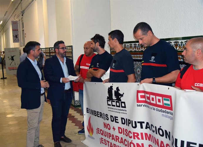 Los socialistas José Bernal y Maunel Chicón junto a bomberos en una protesta