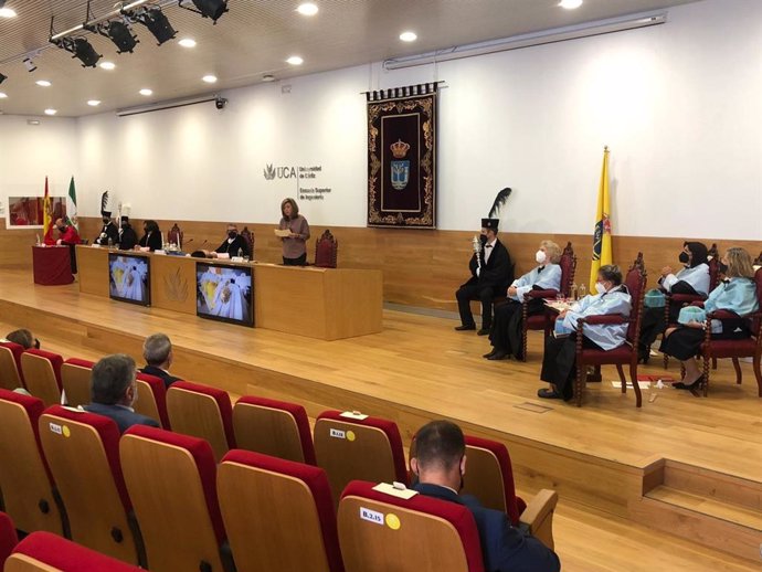 Acto de investidura de doctoras honoris causa de Soledad Becerril y María Izquierdo en la UCA.