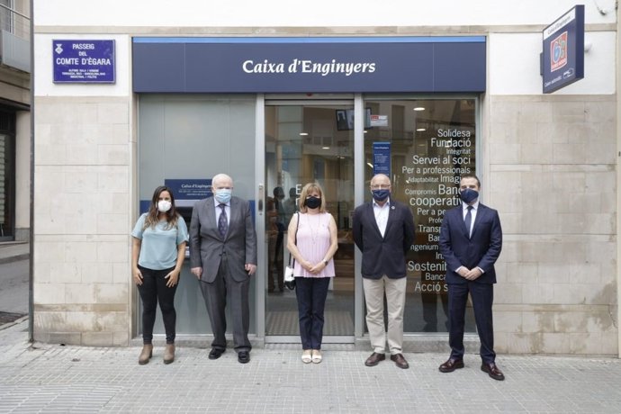 La concejala de Presidencia, Jennifer Ramírez; el pte de Caixa d'Enginyers, Félix Masjuan; la teniente de alcalde del área de Promoción Económica, Núria Marín; el dtor general de Caixa d'Enginyers, Joan Cavallé, y el dctor de la oficina, Álex Giménez