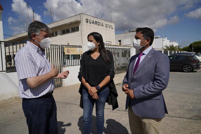 El secretario general del PP de Huelva y senador, José Enrique Sánchez, y el diputado nacional, Carmelo Romero, ante el cuartel de la Guardia Civil de Matalascañas.