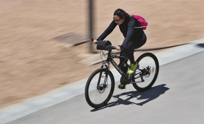 Archivo - Imagen de recurso de nna mujer montando en bicicleta por el Parque Madrid Río.