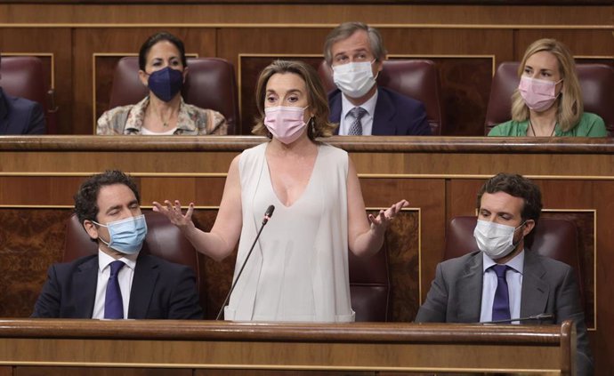 Archivo - La portavoz del PP en el Congreso de los Diputados, Cuca Gamarra, interviene en una sesión de control al Gobierno en el Congreso 